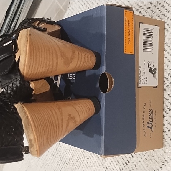 G.H. Bass Co. "Sadie" Heels - Size 7.5 - Picture 4 of 15